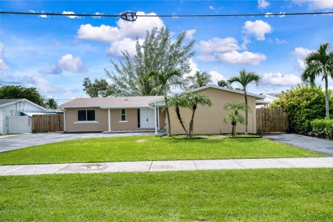 Villa ou maison à vendre à Cutler Bay, Floride: 4 chambres, 180.79 m2 № 1362495 - photo 1