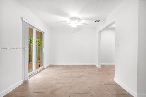 Casa en venta en Cutler Bay, Florida, 4 dormitorios, 180.79 m2 № 1362495 - foto 12