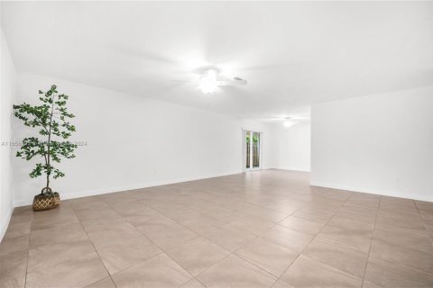 Villa ou maison à vendre à Cutler Bay, Floride: 4 chambres, 180.79 m2 № 1362495 - photo 11