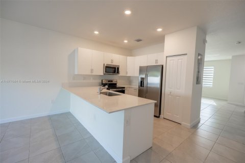 Adosado en venta en Hialeah, Florida, 3 dormitorios, 143.07 m2 № 1403017 - foto 9