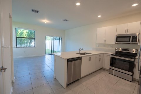 Townhouse in Hialeah, Florida 3 bedrooms, 143.07 sq.m. № 1403017 - photo 6