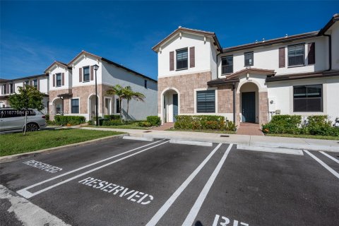 Touwnhouse à vendre à Hialeah, Floride: 3 chambres, 143.07 m2 № 1403017 - photo 2