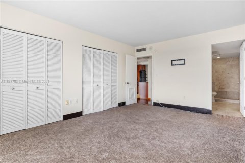 Condo in Miami, Florida, 1 bedroom  № 1403023 - photo 10