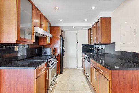 Condo in Miami, Florida, 1 bedroom  № 1403023 - photo 5