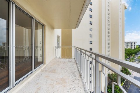 Condo in Miami, Florida, 1 bedroom  № 1403023 - photo 13