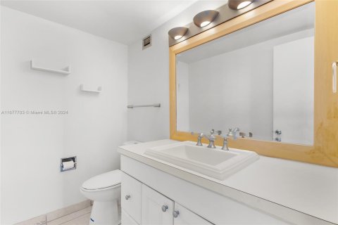 Condo in Miami, Florida, 1 bedroom  № 1403023 - photo 8