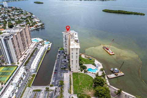 Condo in Miami, Florida, 1 bedroom  № 1403023 - photo 18