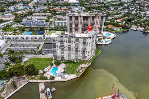 Condo in Miami, Florida, 1 bedroom  № 1403023 - photo 19