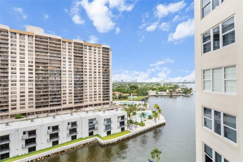 Condo in Miami, Florida, 1 bedroom  № 1403023 - photo 15