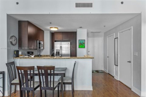 Condo in Miami Beach, Florida, 1 bedroom  № 1097399 - photo 17