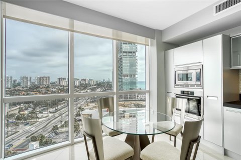 Condo in Sunny Isles Beach, Florida, 2 bedrooms  № 1097353 - photo 13