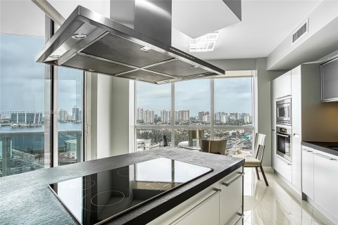 Condo in Sunny Isles Beach, Florida, 2 bedrooms  № 1097353 - photo 9