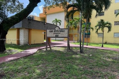 Condo in Hialeah, Florida, 2 bedrooms  № 1365354 - photo 1