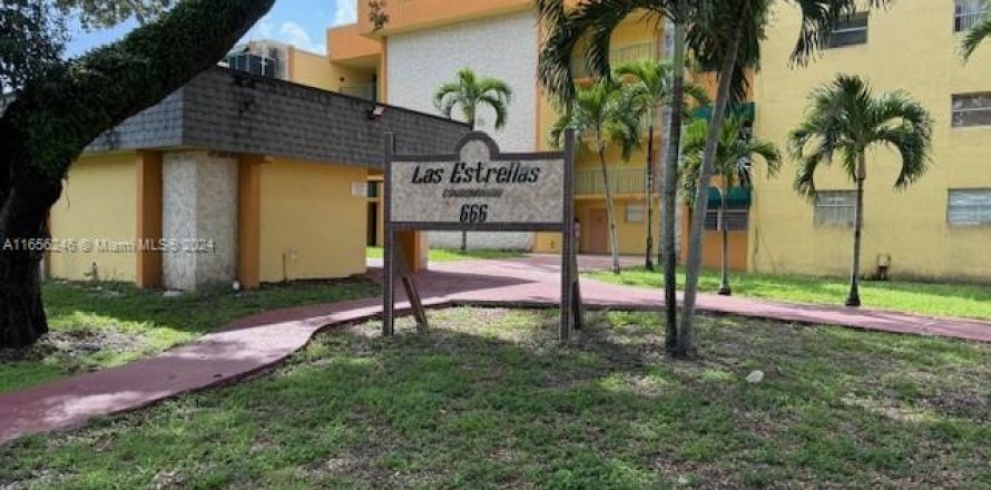 Condominio en Hialeah, Florida, 2 dormitorios  № 1365354