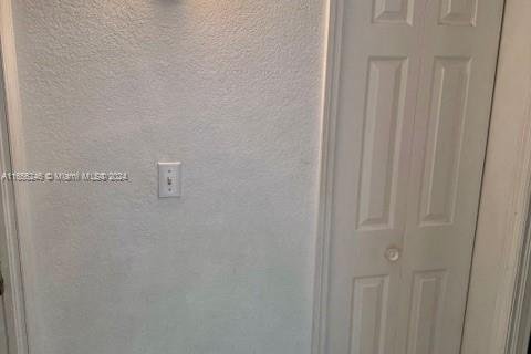 Condo in Hialeah, Florida, 2 bedrooms  № 1365354 - photo 9