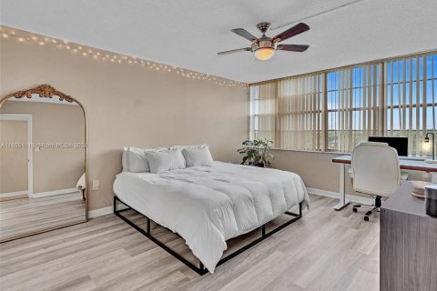 Condo in Pembroke Pines, Florida, 2 bedrooms  № 1365353 - photo 21