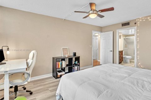 Condo in Pembroke Pines, Florida, 2 bedrooms  № 1365353 - photo 23