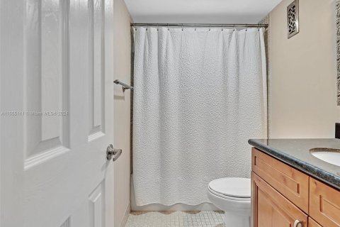 Condo in Pembroke Pines, Florida, 2 bedrooms  № 1365353 - photo 17