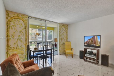 Condo in Hallandale Beach, Florida, 2 bedrooms  № 1179302 - photo 12