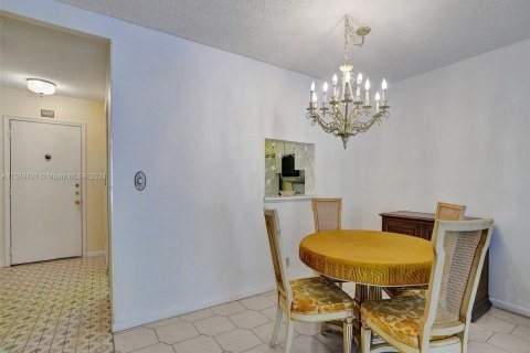 Condo in Hallandale Beach, Florida, 2 bedrooms  № 1179302 - photo 6