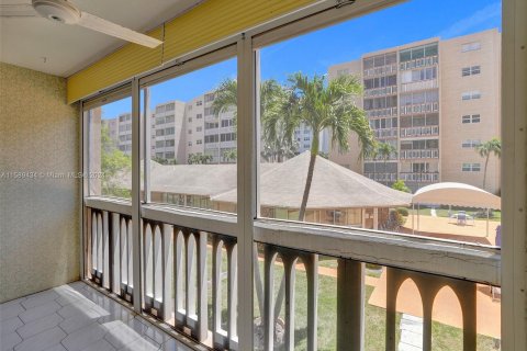 Condo in Hallandale Beach, Florida, 2 bedrooms  № 1179302 - photo 14