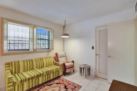 Condo in Hallandale Beach, Florida, 2 bedrooms  № 1179302 - photo 20