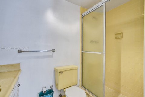 Condo in Hallandale Beach, Florida, 2 bedrooms  № 1179302 - photo 27