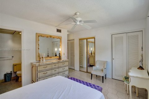 Condo in Hallandale Beach, Florida, 2 bedrooms  № 1179302 - photo 25