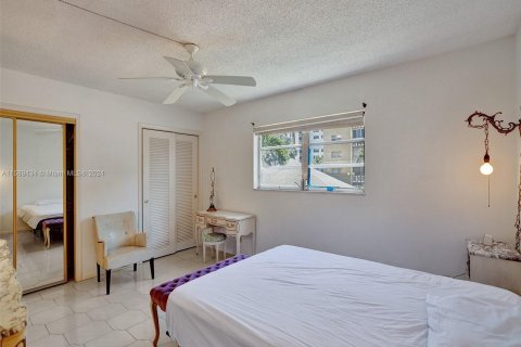 Condo in Hallandale Beach, Florida, 2 bedrooms  № 1179302 - photo 23