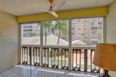 Condominio en venta en Hallandale Beach, Florida, 2 dormitorios, 101.45 m2 № 1179302 - foto 15