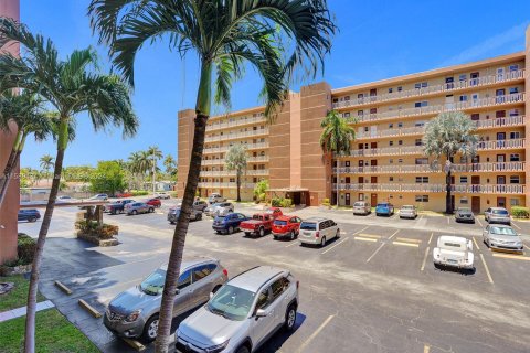 Condo in Hallandale Beach, Florida, 2 bedrooms  № 1179302 - photo 29