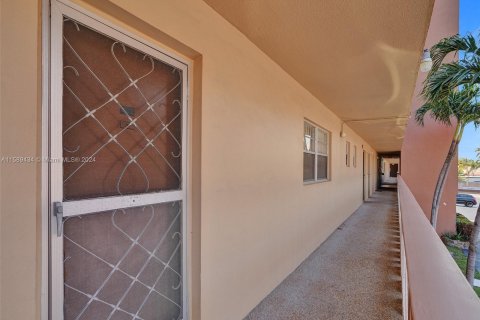 Condo in Hallandale Beach, Florida, 2 bedrooms  № 1179302 - photo 28