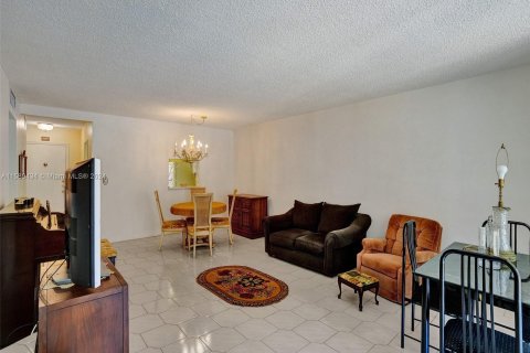 Condominio en venta en Hallandale Beach, Florida, 2 dormitorios, 101.45 m2 № 1179302 - foto 10