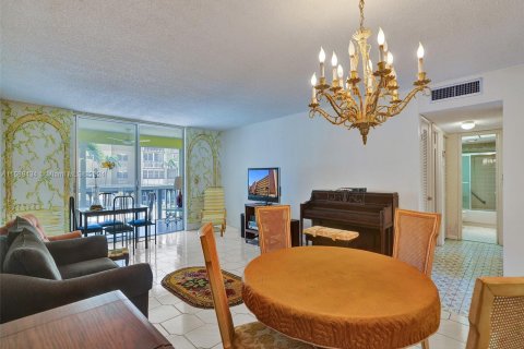 Condo in Hallandale Beach, Florida, 2 bedrooms  № 1179302 - photo 9