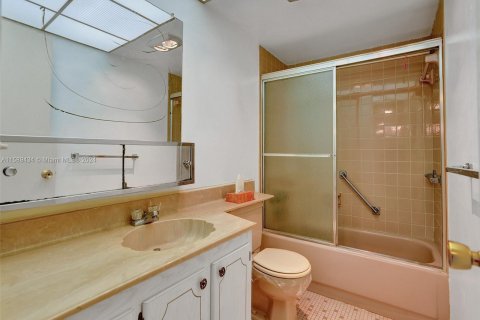 Condo in Hallandale Beach, Florida, 2 bedrooms  № 1179302 - photo 16