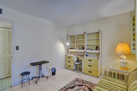 Condo in Hallandale Beach, Florida, 2 bedrooms  № 1179302 - photo 19