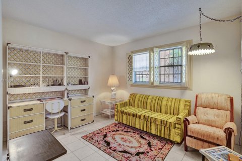 Condo in Hallandale Beach, Florida, 2 bedrooms  № 1179302 - photo 18