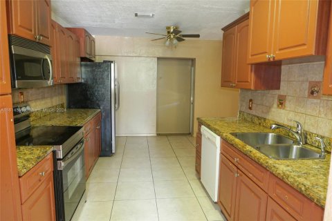 House in North Miami Beach, Florida 3 bedrooms, 181.62 sq.m. № 1402829 - photo 7