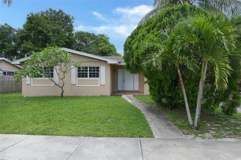 House in North Miami Beach, Florida 3 bedrooms, 181.62 sq.m. № 1402829 - photo 3