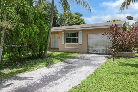 Villa ou maison à vendre à North Miami Beach, Floride: 3 chambres, 181.62 m2 № 1402829 - photo 2