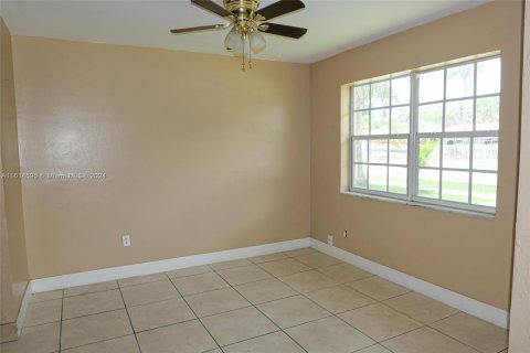 House in North Miami Beach, Florida 3 bedrooms, 181.62 sq.m. № 1402829 - photo 19