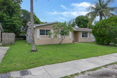 House in North Miami Beach, Florida 3 bedrooms, 181.62 sq.m. № 1402829 - photo 1