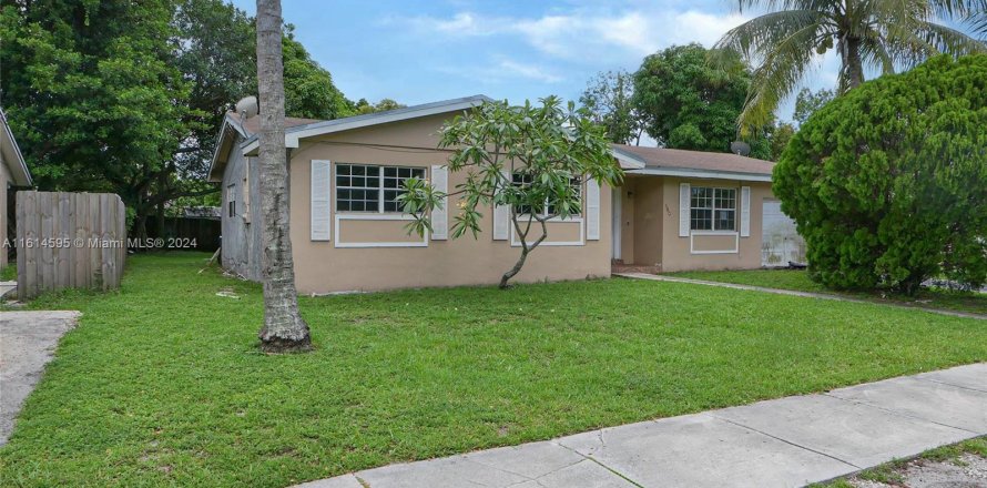 House in North Miami Beach, Florida 3 bedrooms, 181.62 sq.m. № 1402829