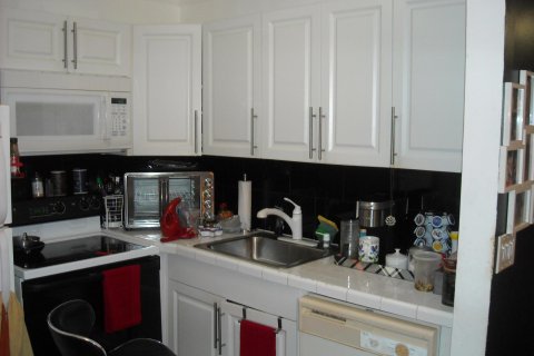 Condo in West Palm Beach, Florida, 1 bedroom  № 919694 - photo 17