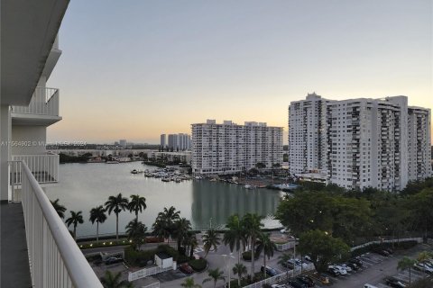 Condo in Aventura, Florida, 2 bedrooms  № 1101290 - photo 10