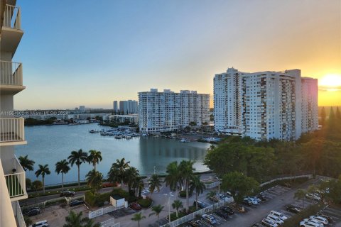 Condo in Aventura, Florida, 2 bedrooms  № 1101290 - photo 1