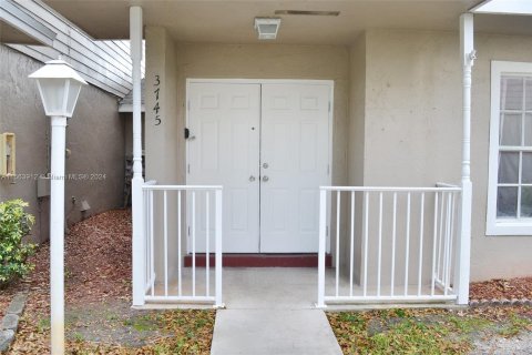 Townhouse in Sunrise, Florida 3 bedrooms, 148.27 sq.m. № 1101287 - photo 2
