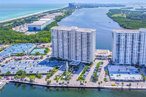 Copropriété à vendre à Sunny Isles Beach, Floride: 1 chambre, 70.79 m2 № 1374299 - photo 2