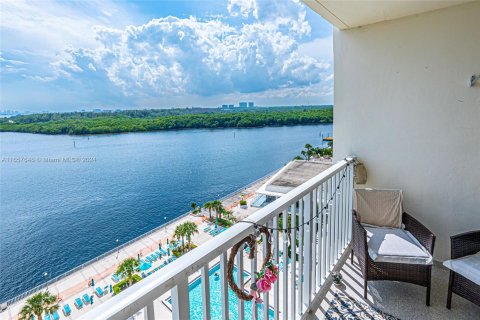 Condo in Sunny Isles Beach, Florida, 1 bedroom  № 1374299 - photo 17