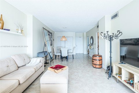 Condominio en venta en Sunny Isles Beach, Florida, 1 dormitorio, 70.79 m2 № 1374299 - foto 10